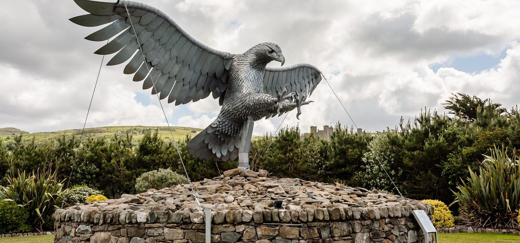 Min-Y-Don-Eagle-Sculptur-aspect-ratio-2108-984